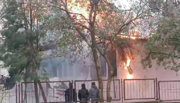 Okul çatısında yangın! 300 öğrenci tahliye edildi