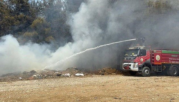 Antalya'da yerleşim yerleri yakınında yangın