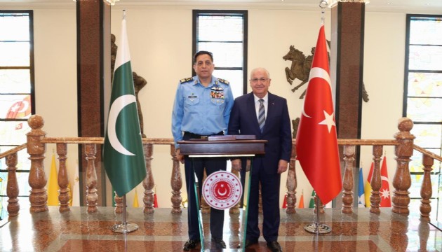 Bakan Güler, Pakistan Hava Kuvvetleri Komutanı Orgeneral Sidhu'yu kabul etti