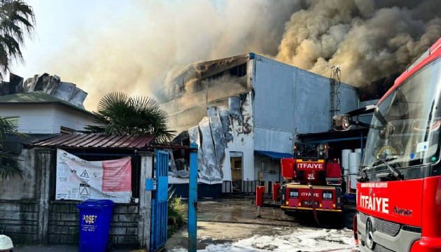 Samsun'da elyaf fabrikası alev alev yandı