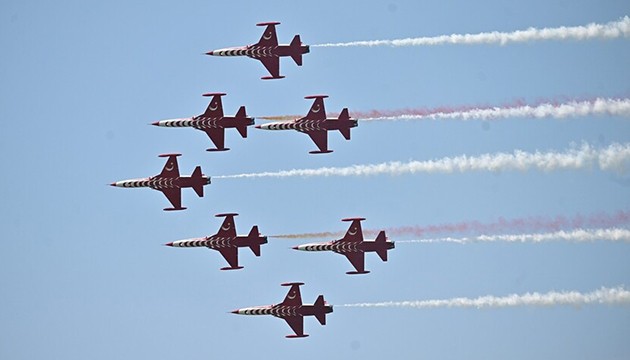 Türk Yıldızları Belçika'da gösteri yaptı