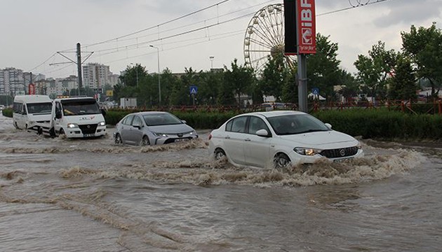 Sağanak yolları göle çevirdi