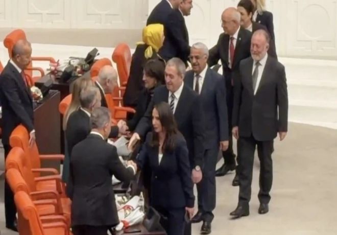 Meclis'te yeni yasama yılı! DEM'li vekiller Bahçeli ile selamlaştı 