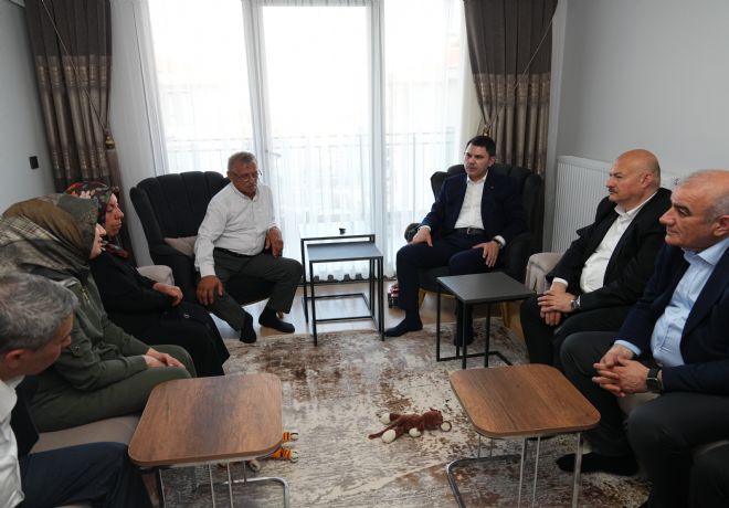 Bakan Kurum'dan depremzede dede ve toruna ziyaret 